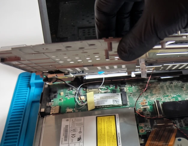 Ремонт петель крышки и корпуса ноутбука