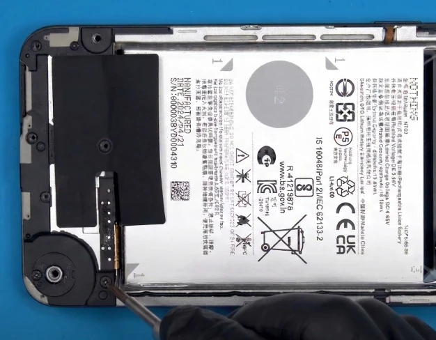 Замена и переклейка задней крышки Nothing